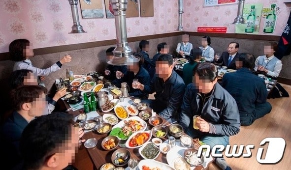 오거돈(맨 위 오른쪽 두 번째) 부산시장이 지난 14일 부산시청 및 산하 사업소 용역 노동자들과 함께 회식하는 모습. (오거돈 부산시장 트위터) ⓒ News1