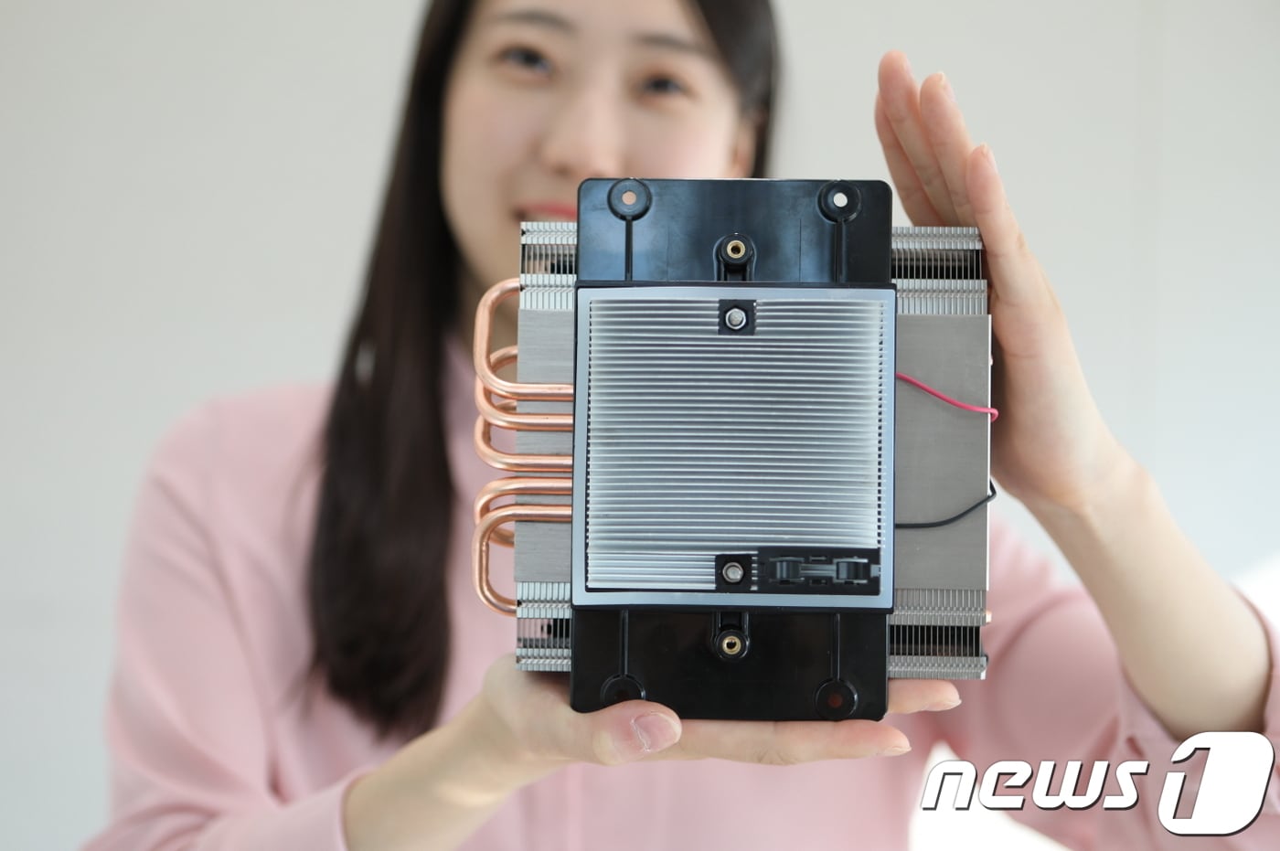 . LG이노텍은 독자 기술로 협탁 냉장고용 열전 반도체 모듈 양산에 성공했다고 19일 밝혔다. 이 모듈은 LG전자가 최근 출시한 'LG 오브제(LG Objet)' 냉장고에 탑재됐다. (LG이노텍 제공)ⓒ News1