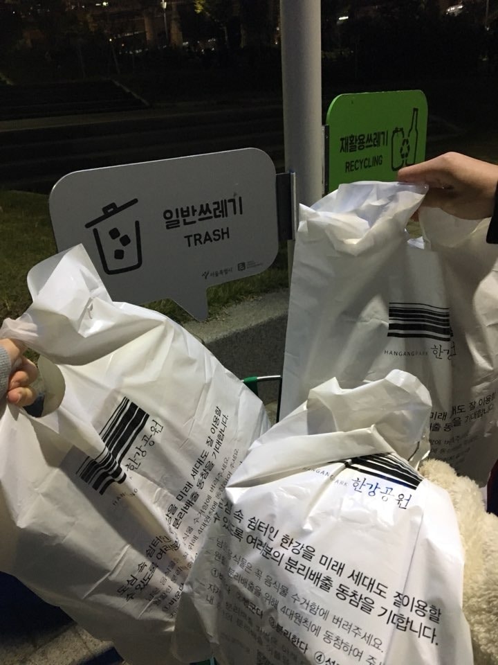 생분해비닐 활용 캠페인(서울시 제공).ⓒ News1