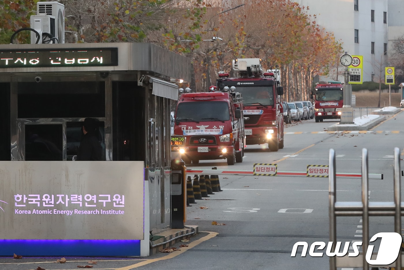 19일 오후 2시28분께 대전 유성구 소재 한국원자력연구원 실험실에서 불이 났다. 화재진압을 마친 소방차량들이 나오고 있다. 현재 인명피해는 없는 것으로 알려졌다. 소방당국은 자세한 화재원인과 피해 규모를 조사 중이다. 2018.11.19/뉴스1 ⓒ News1 주기철 기자