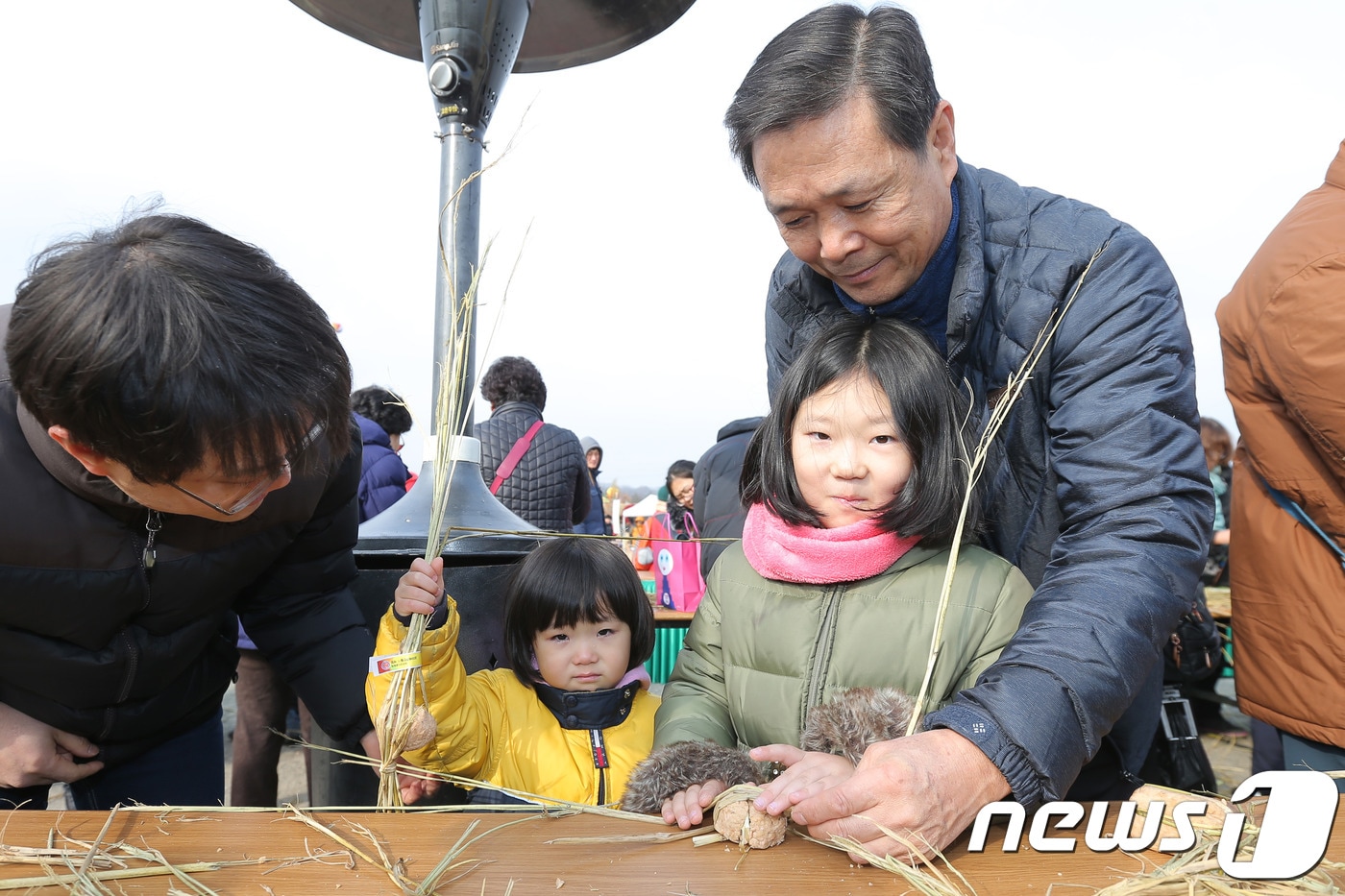 파주장단콩축제-꼬마메주 만들기 체험 모습. (사진제공=파주시청) ⓒ News1