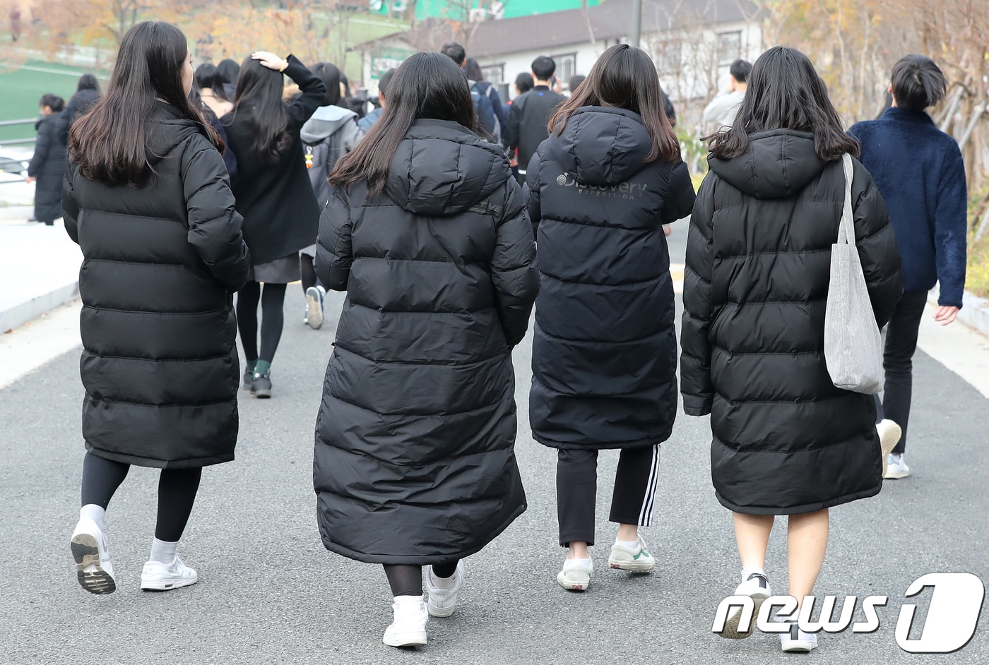 롱패딩을 착용한 학생들의 모습. 2018.11.21/뉴스1 ⓒ News1 공정식 기자