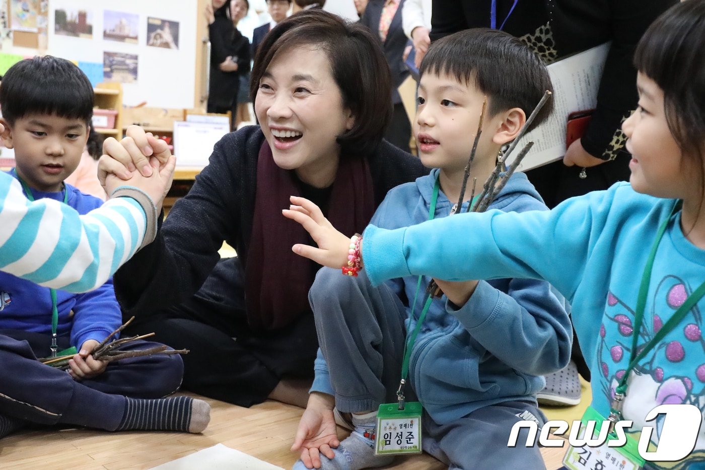 유은혜 사회부총리 겸 교육부 장관이 22일 오전 대구 수성구 황금유치원을 방문해 창의누리 수업을 참관한 뒤 하이파이브를 나누고 있다. 2018.11.22/뉴스1 ⓒ News1 공정식 기자