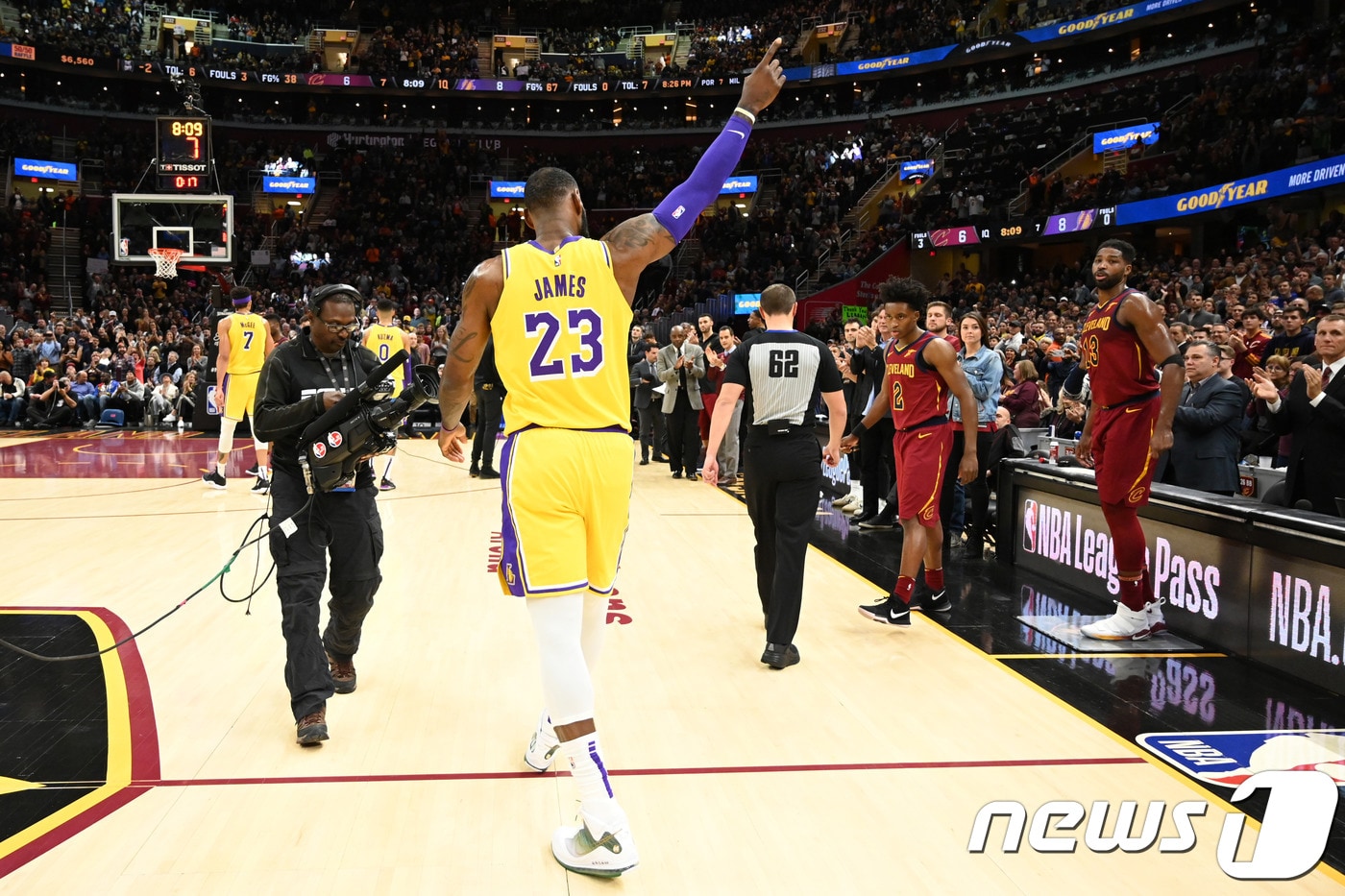 르브론 제임스가 22일(한국시간) 미국 오하이오주 클리블랜드 퀴큰 론즈 아레나에서 열린 클리블랜드 캐벌리언스와의 2018-19 미국프로농구(NBA) 경기에서 홈 팬들의 환영을 받고 있다. ⓒ AFP=News1