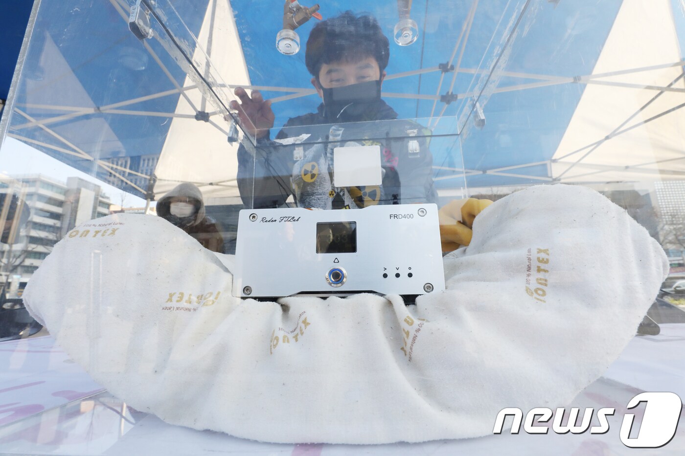 환경보건시민센터 활동가가 26일 오전 서울 광화문광장에서 시중 제품 중 방사선 라돈이 나오는 제품들을 모아 측정 시연을 하고 있다. 이들은 이날 시연과 기자회견을 통해 국산 베개(메모리폼), 라텍스 매트리스, 전기매트 등의 제품에서 기준치를 훨씬 웃도는 라돈이 검출되고 있다며 정부의 조속한 대책마련을 촉구했다. 2018.11.26/뉴스1 ⓒ News1 이승배 기자