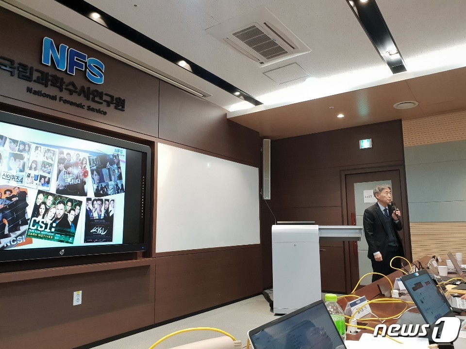 최영식 국립과학수사연구원장이 27일 강원 원주 국립과학수사연구원 정책설명회에서 취재진에게 이야기를 하고 있다. ⓒ News1