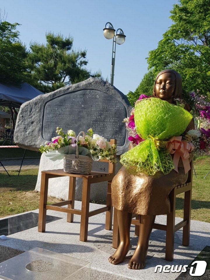 충북 음성군 설설공원에 건립된 ‘평화의 소녀상’.ⓒ News1