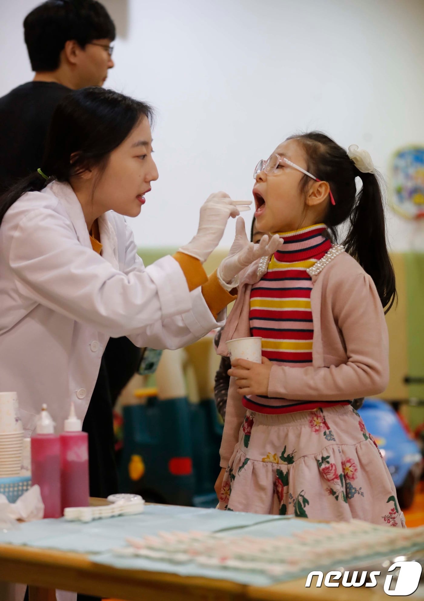 어린이들이 불소도포를 하고 있는 모습(자료사진)/뉴스1