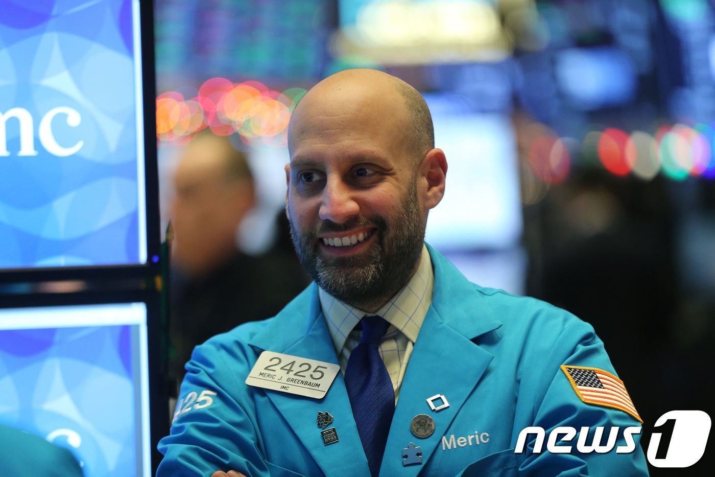 28일(현지시간) 뉴욕 증권거래소에서 한 트레이더가 증시 전광판을 보고 활짝 웃고 있다. ⓒ AFP=뉴스1 ⓒ News1 우동명 기자