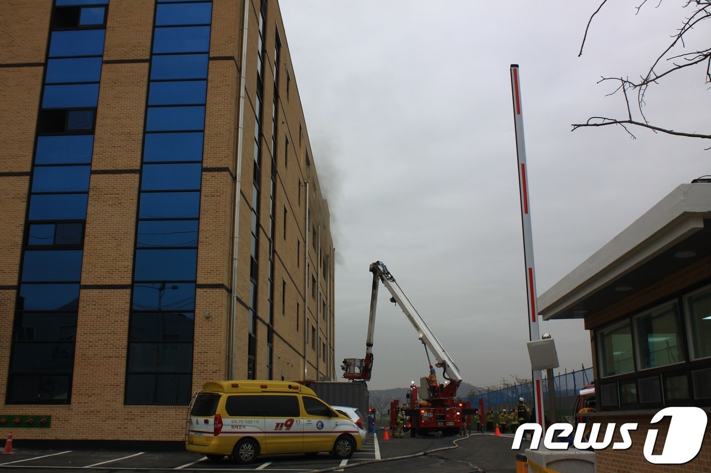 29일 오후 2시4분께 인천시 서구 오류동 전자부품 제조 공장 4층에서 불이 나 신고를 받고 출동한 소방대원이 진화작업을 벌이고 있다.(서부소방서 제공)2018.11.29/뉴스1 ⓒ News1 박아론 기자