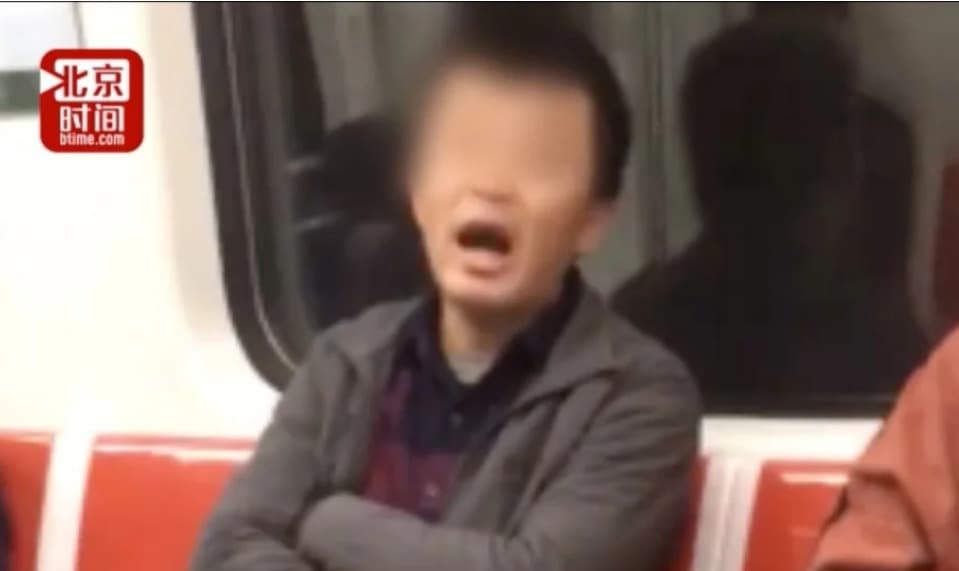 할로윈 복장을 한 젊은이에게 호통치고 있는 남성 - 웨이보 갈무리