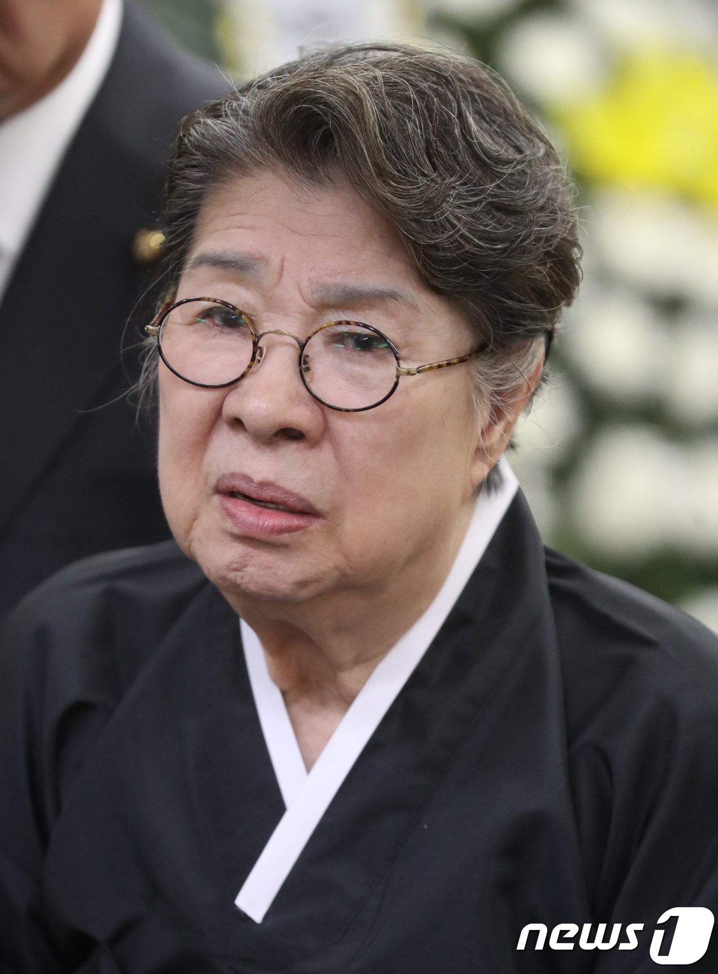 배우 엄앵란이 4일 오후 서울 송파구 풍납동 서울아산병원 장례식장에 마련된 신성일 씨의 빈소에서 취재진에 심경을 밝히고 있다. 2018.11.4/뉴스1 ⓒ News1 사진공동취재단