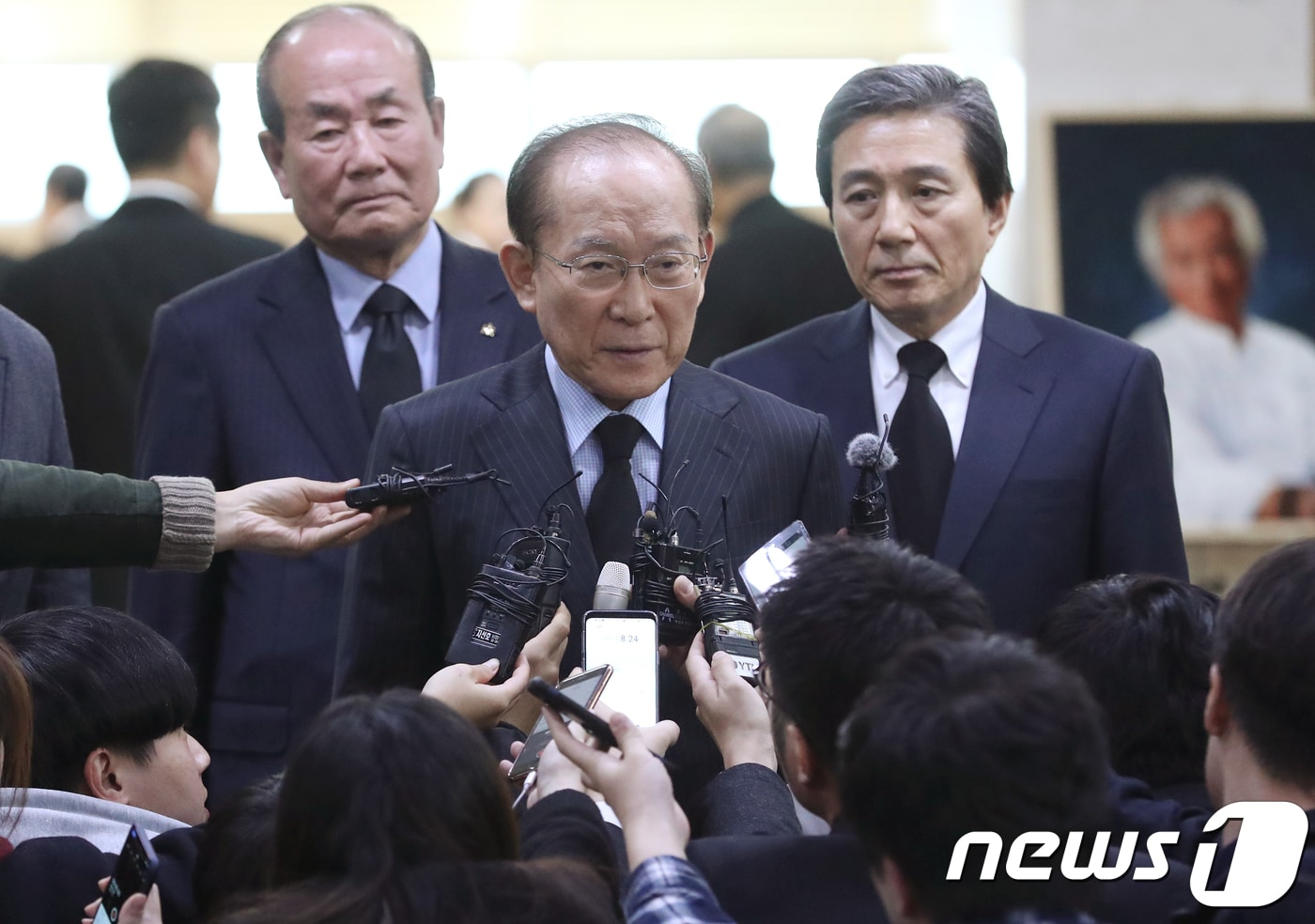 이회창 전 국무총리가 5일 오후 서울 송파구 풍납동 서울아산병원 장례식장에 마련된 신성일 씨의 빈소를 찾아 조문한 후 취재진과 인터뷰를 하고 있다. 2018.11.5 ⓒ 뉴스1 사진공동취재단