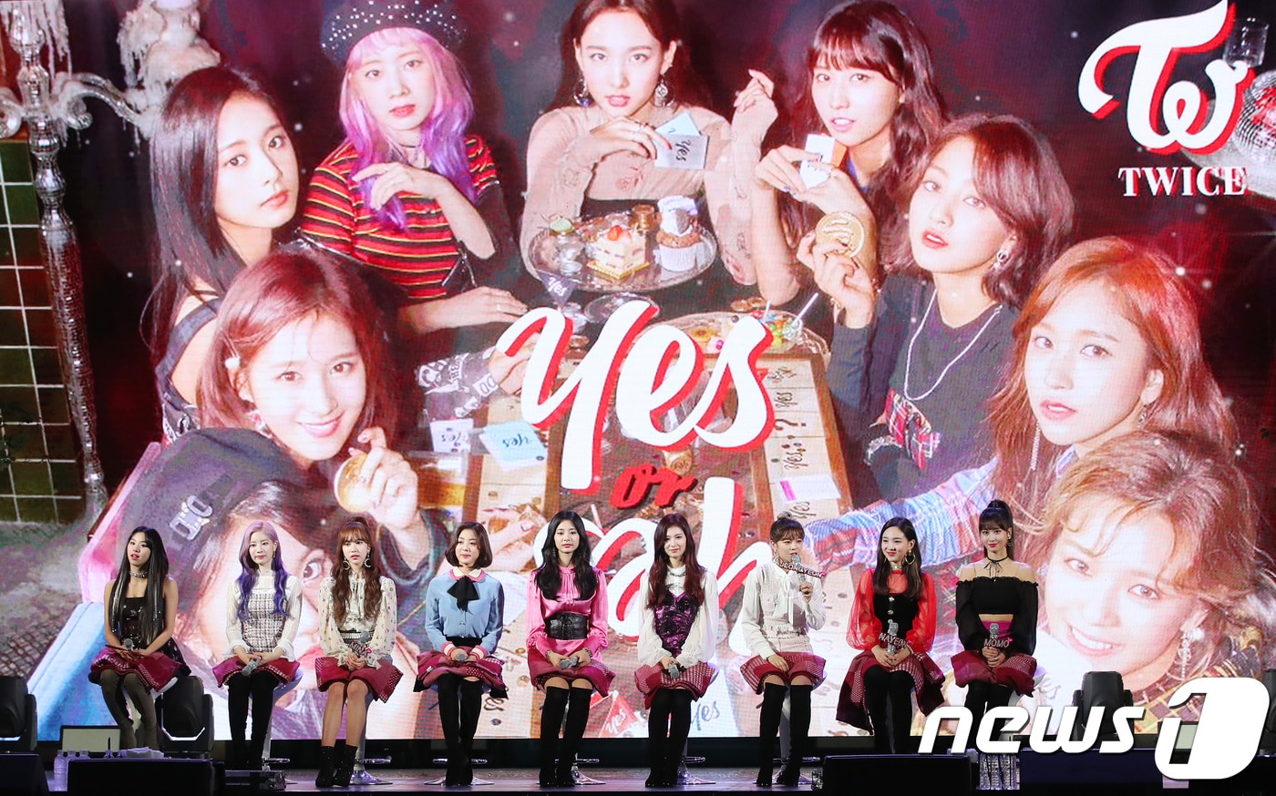 걸그룹 트와이스(TWICE)가 5일 오후 서울 강서구 화곡동 KBS아레나에서 열린 미니 6집 '예스 오어 예스(YES or YES)' 발매 기념 쇼케이스에 참석해 인사말을 하고 있다. 왼쪽부터 채영, 다현, 미나, 지효, 쯔위, 사나, 정연, 나연, 모모. 2018.11.5/뉴스1 ⓒ News1 권현진 기자
