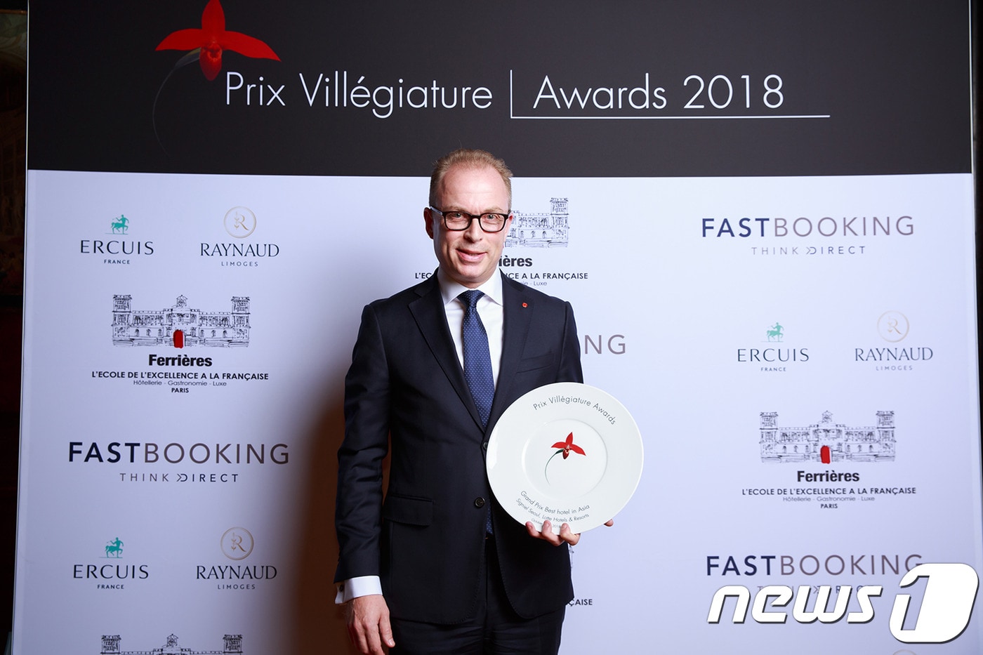 지난 10월 15일 프랑스 파리에서 열린 2018 빌리제뚜르 어워드 시상식에서 몰튼 앤더슨(Morten Andersen) 시그니엘서울 총지배인이 포즈를 취하고 있다.ⓒ News1