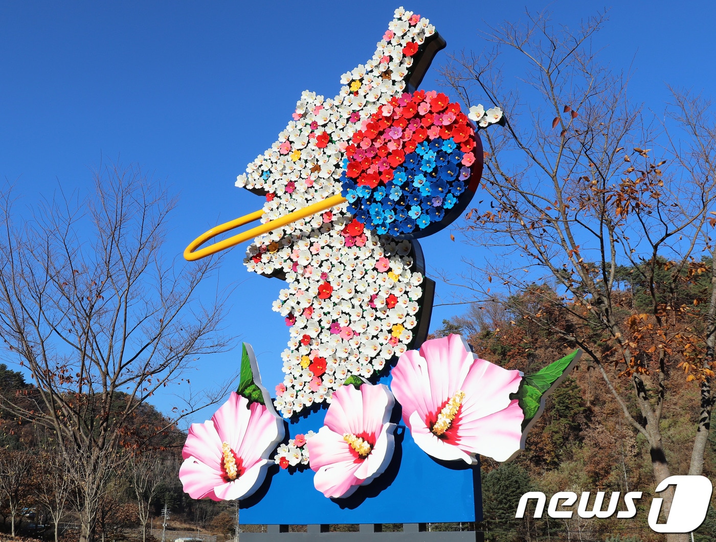 홍천 무궁화수목원 입구에 설치된 무궁화 조형물 모습. (홍천군 제공) 2018.11.7/뉴스1 ⓒ News1 