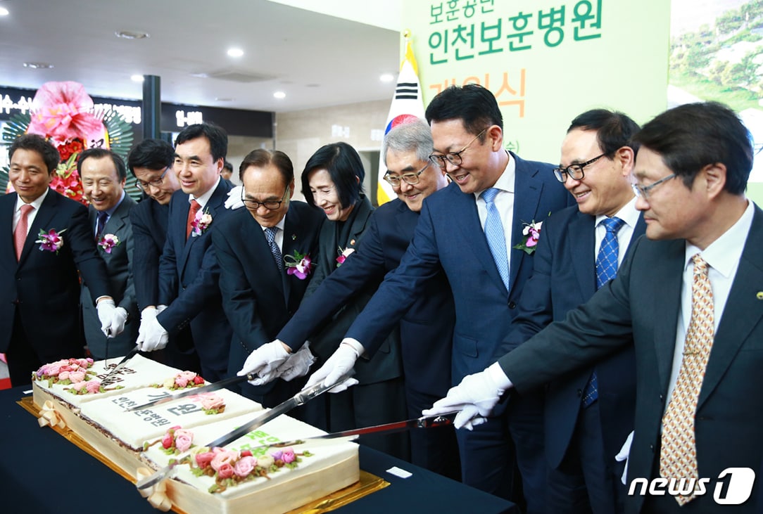 7일 인천보훈병원 개원식에서 피우진 국가보훈처장(오른쪽 다섯번째), 양봉민 한국보훈복지의료공단 이사장(오른쪽 네번째) 등 관계자들이 케이크 커팅식을 하고 있다. (보훈공단 제공)2018.11.7/뉴스1 ⓒ News1