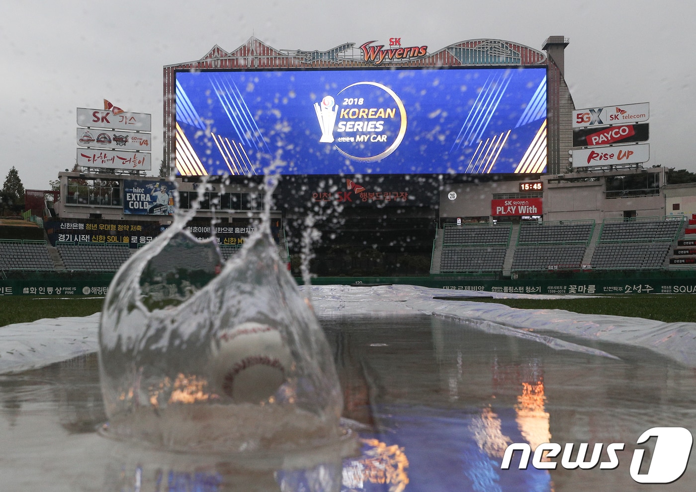 8일 오후 인천 SK행복드림구장에서 열릴 예정이었던 2018 프로야구 신한은행 마이카 KBO 한국시리즈 3차전 두산 베어스와 SK 와이번스의 경기가 우천 취소됐다. 그라운드에 씌워둔 방수포에 빗물이 고여 있다. 2018.11.8/뉴스1 ⓒ News1 신웅수 기자