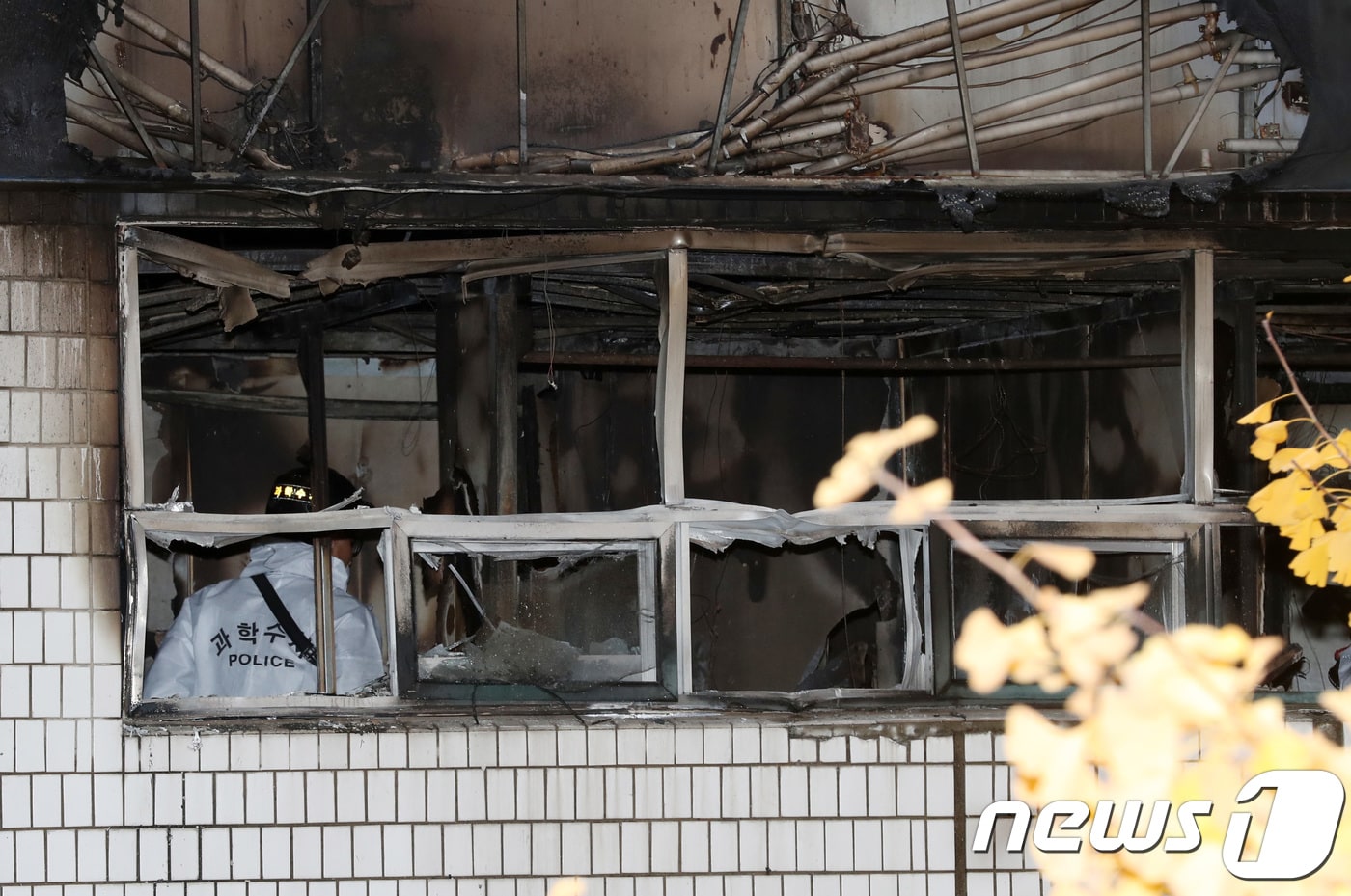 9일 오전 서울 종로구 관수동 고시원 화재현장에서 경찰 과학수사대가 현장감식을 하고 있다. 2018.11.9/뉴스1 ⓒ News1 박세연 기자