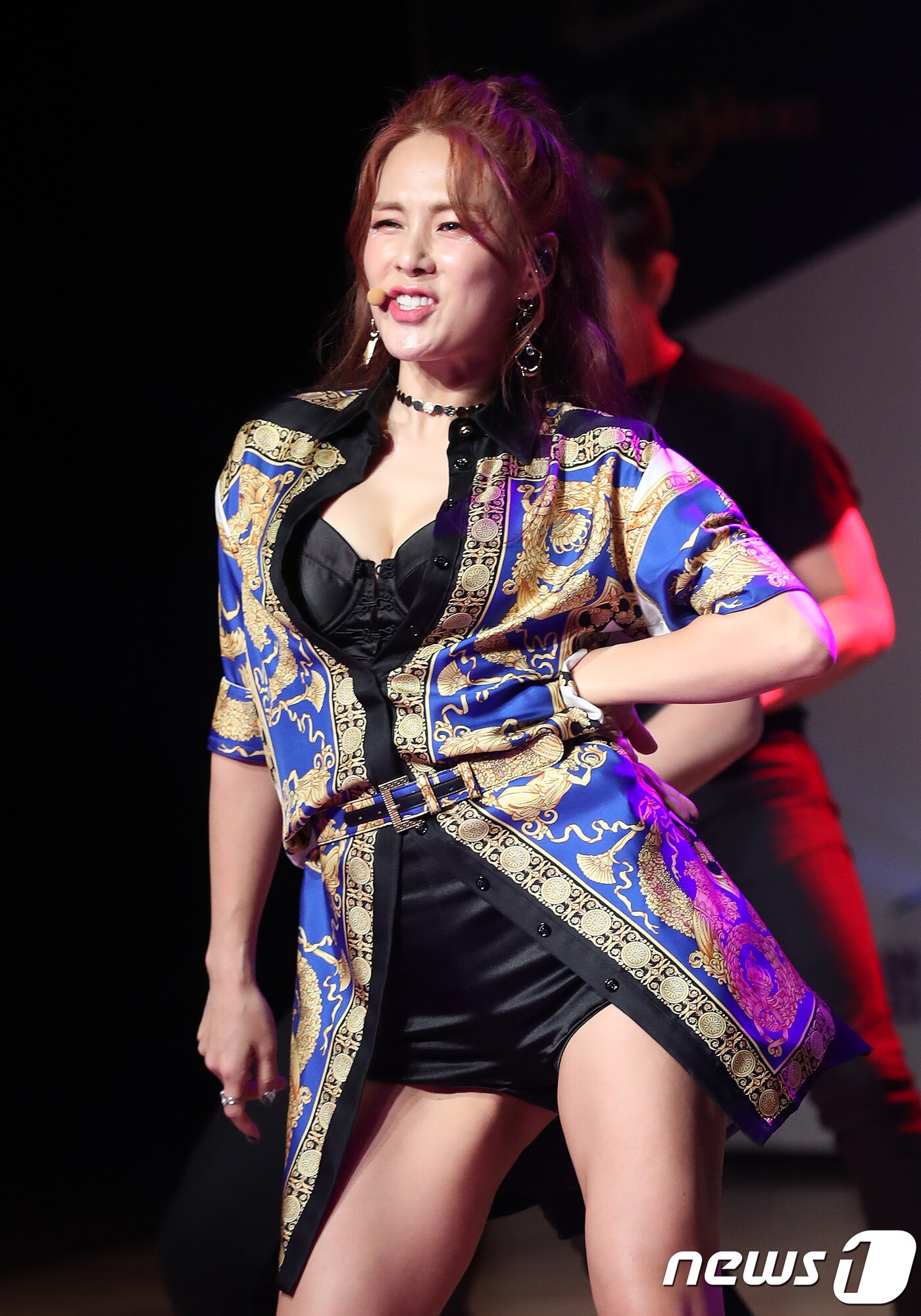 섹시 디바 채연이 9일 오후 서울 일지아트홀에서 열린 10번째 앨범 ‘봤자야(Bazzaya)’ 쇼케이스에 참석해 신곡을 선보이고 있다. 2018.11.9/뉴스1 ⓒ News1 권현진 기자