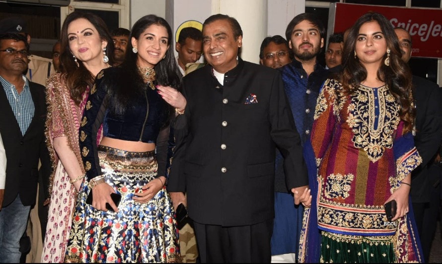 무케시 암바니 가족 사진. 맨 오른쪽이 이번에 결혼하는 딸 이샤 암바니다 - 타임스오브인디아 갈무리
