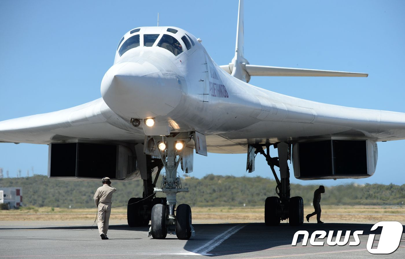 2018년 12월 10일, 러시아의 전략 장거리 초음속 폭격기인 투폴레프 Tu-160 항공기가 카라카스 북쪽에 위치한 마이케티아 국제공항에 착륙하는 모습.ⓒ AFP=뉴스1