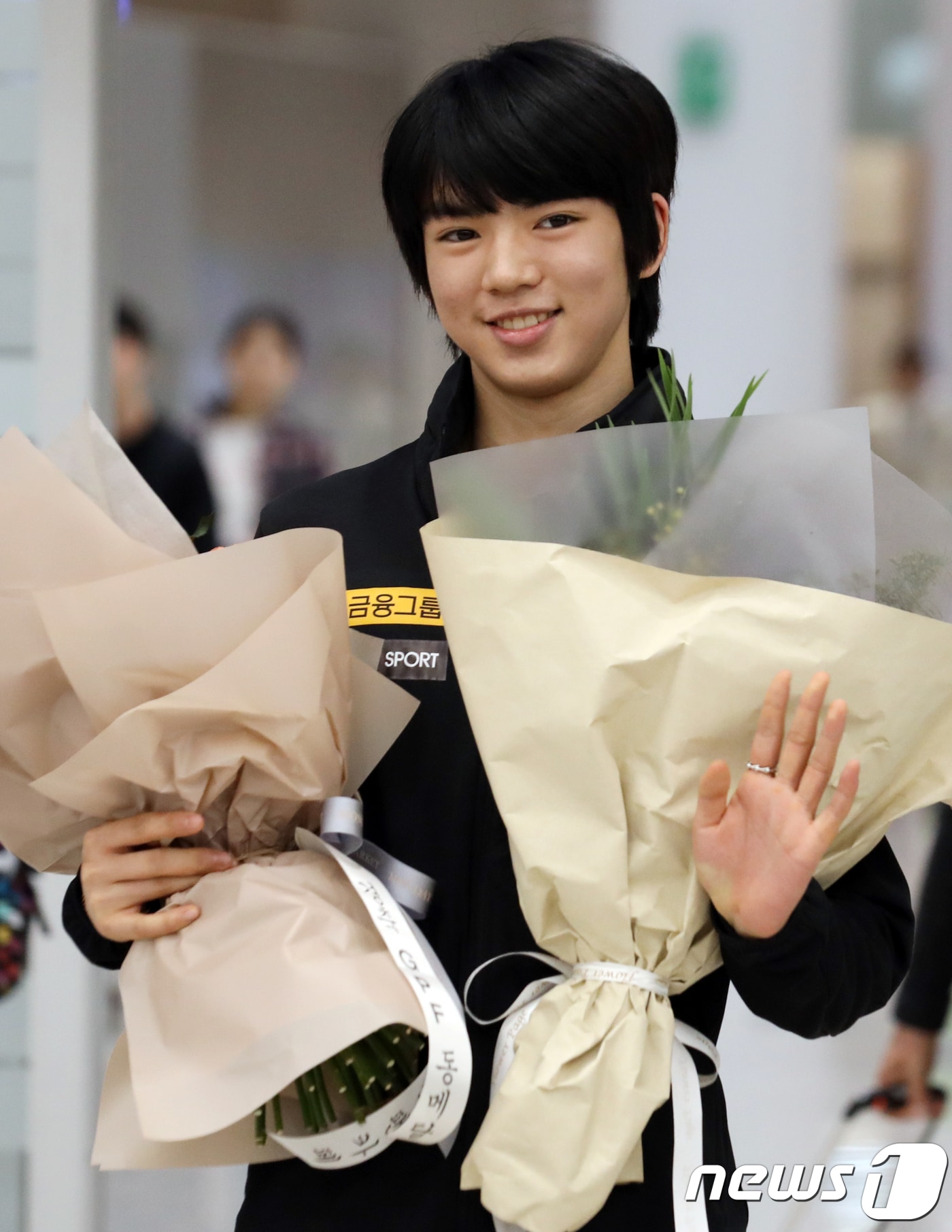 피겨스케이팅 남자 싱글 국가대표 차준환이 11일 오후 인천국제공항을 통해 입국해 꽃다발을 들어보이고 있다. 차준환은 지난 8일(한국시간) 캐나다 밴쿠버에서 열린 2018-2019 국제빙상경기연맹(ISU) 피겨스케이팅 그랑프리 파이널에서 총점 263.49점으로 남자 싱글 동메달을 획득했다. 2018.12.11/뉴스1 ⓒ News1 황기선 기자