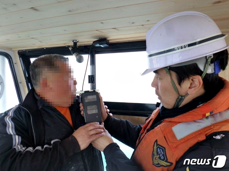 군산해경이 음주운항에 대해 단속을 실시하고 있다.ⓒ News1