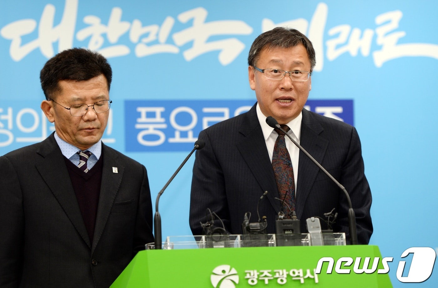 윤영렬 광주시 감사위원장(오른쪽)이 13일 광주시 브리핑룸에서 기자회견을 하고 민간공원 조성 2단계 사업 특정감사 결과 브리핑을 하고 있다.2018.12.13/뉴스1 ⓒ News1 박준배 기자