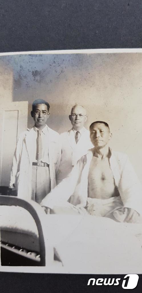 백범 김구 선생이 1938년 독립운동 단체인 조선혁명당 소속 밀정이던 이훈남이 쏜 총에 맞아 중국 창사 상아병원으로 옮겨져 수술 끝에 기적적으로 살아난뒤 촬영한 사진.(정상천 박사 제공)ⓒ News1