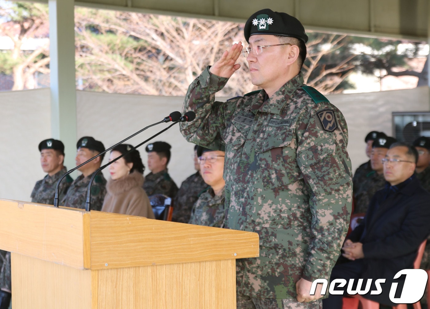 이진우 신임 육군 제102기갑여단장이 19일 여단사령부 연병장에서 열린 제19·20대 여단장 이·취임식에서 경례하고 있다. (102기갑여단 제공)2018.12.19/뉴스1 ⓒ News1