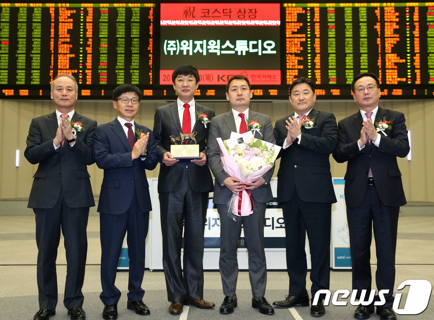 한국거래소에서 열린 위지윅스튜디오 코스닥시장 신규상장기념식(한국거래소 제공) 2018.12.20/뉴스1