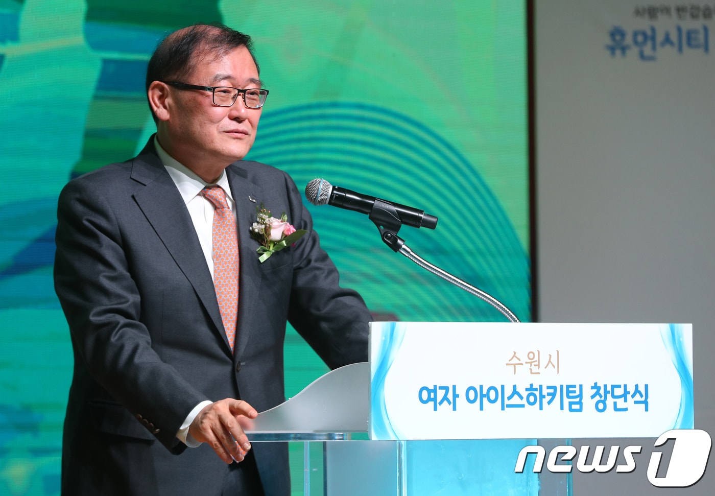 정몽원 HL그룹 회장이 2018년 12월 경기도 수원시 팔달구 수원시청 대강당에서 열린 수원시 여자아이스하키팀 창단식에서 축사를 하는 모습(자료사진). 2018.12.20 ⓒ 뉴스1 오장환 기자