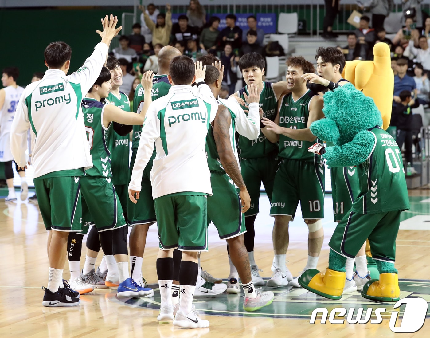 25일 강원 원주종합체육관에서 열린 2018-2019 SKT 5GX KBL 프로농구 원주DB프로미와 전주KCC이지스 경기에서 원주DB 선수들이 승리를 자축하고 있다. 이날 원주DB는 전주KCC를 82-81로 꺾었다. 2018.12.25/뉴스1 ⓒ News1 박하림 기자