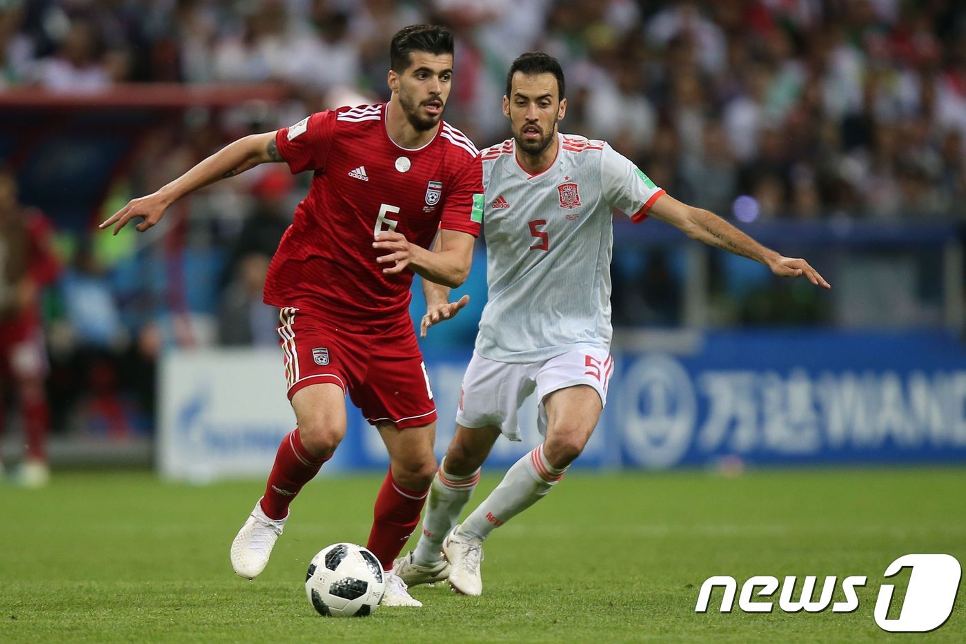 부상으로 2019 아시아축구연맹(AFC) 아시안컵 출전이 무산 된 이란의 사에드 에자톨라히(왼쪽). ⓒ AFP=뉴스1