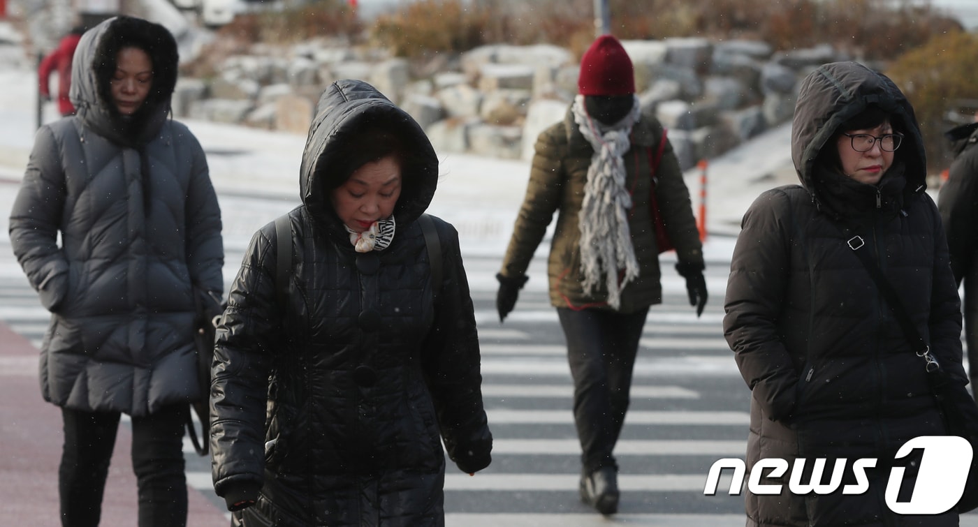 19일 대전·충남은 대체로 맑은 가운데 아침 기온이 영하 5도 내외로 떨어져 추울 것으로 예보됐다. 대전 서구 한 횡단보도에서 시민들이 두꺼운 외투로 중무장한 채 발걸음을 서두르고 있다. /뉴스1 ⓒ News1