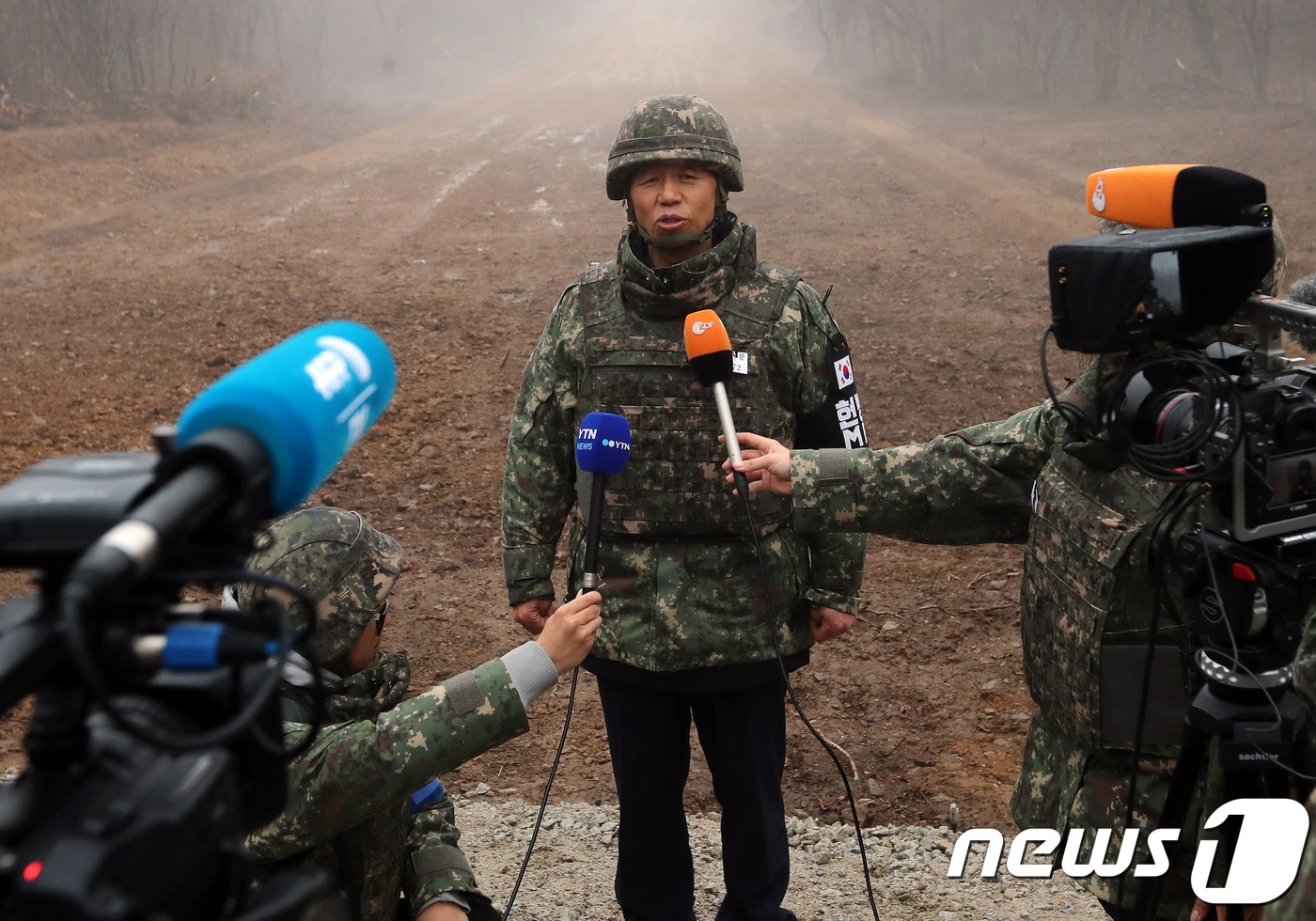 최문순 강원도지사가 3일 강원 철원군 화살머리고지 남북도로연결 현장에서 전 세계 주요 외신 기자를 초청해 인터뷰를 하고 있다. 이날 최 지사는 “올림픽을 계기로 남북이 이제는 대화와 평화 무드로 가고 있다”고 설명했다. (강원도 제공) 2018.12.3/뉴스1 ⓒ News1