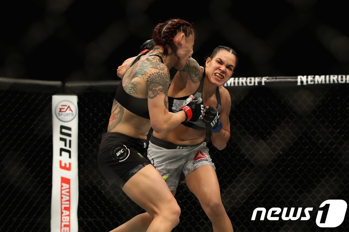 30일(한국시간) 미국 캘리포니아주 로스앤젤레스 더포럼에서 열린 UFC 232 페더급 타이틀전. 아만다 누네스(오른쪽)의 펀치가 크리스 사이보그의 안면에 적중하는 장면. ⓒ AFP=News1