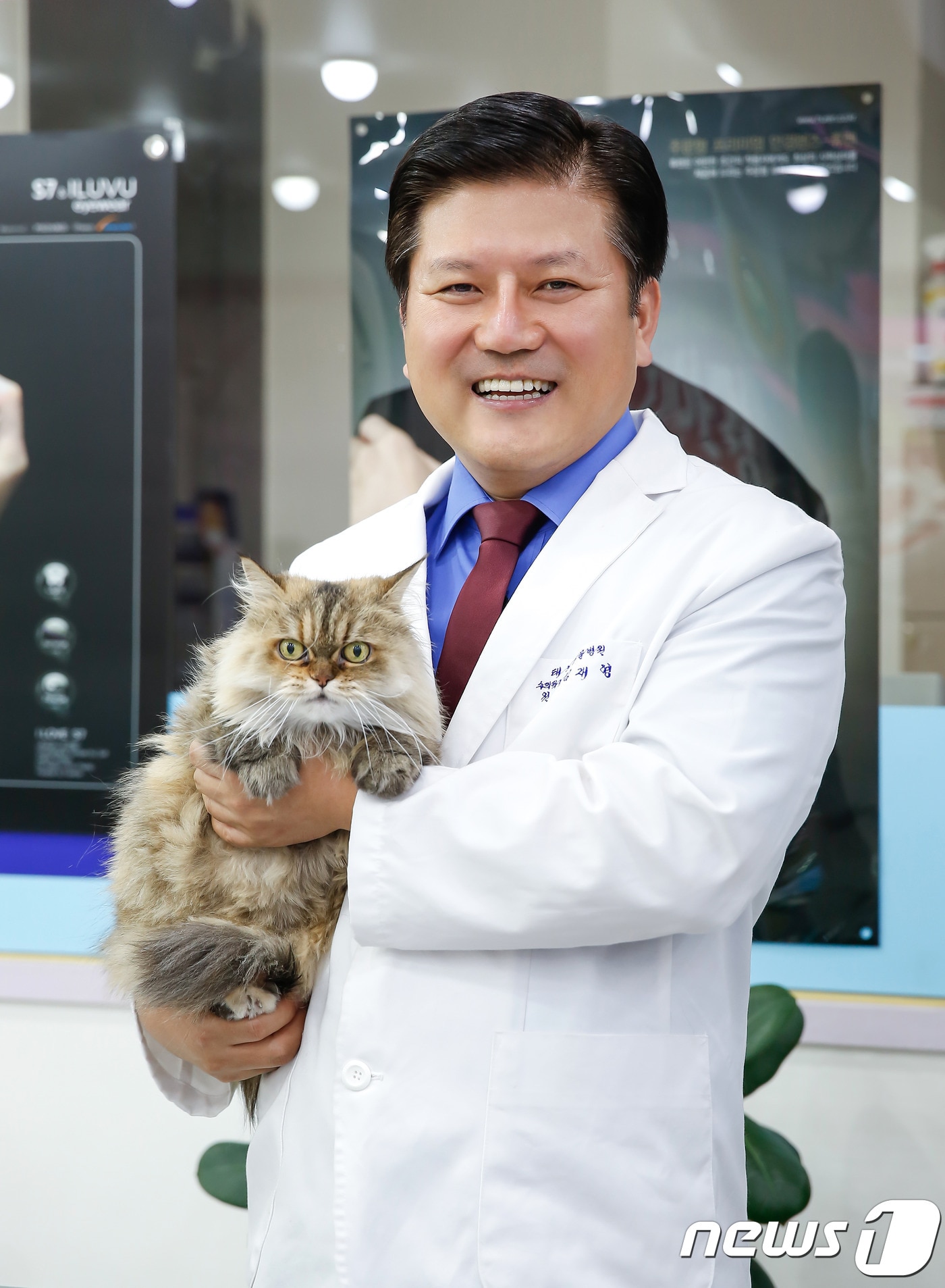 사진 김재영 한국고양이회장과 25세 장수묘 밍키. ⓒ News1