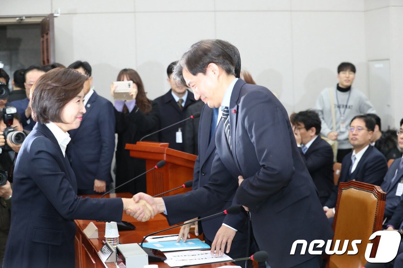 2018년 12월 31일 당시 조국 청와대 민정수석이 서울 여의도 국회에서 열린 운영위원회 전체회의에 출석해 나경원 자유한국당 원내대표와 악수하고 있다. ⓒ News1 DB