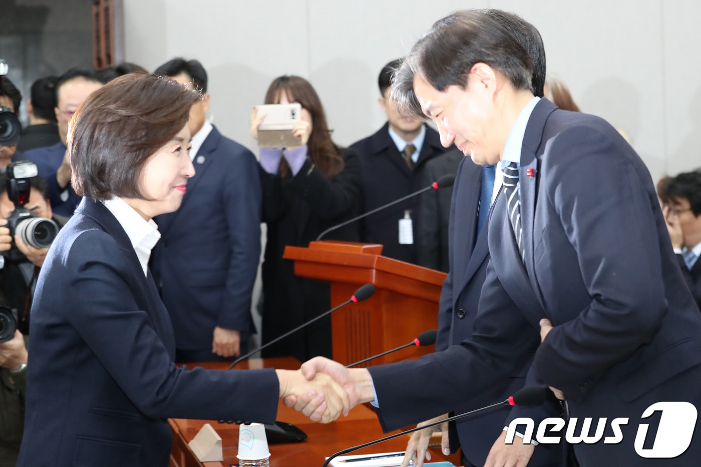 2018년 12월 31일 당시 조국 청와대 민정수석이 서울 여의도 국회에서 열린 운영위원회 전체회의에 출석해 나경원 자유한국당 원내대표와 악수하고 있다. 2018.12.31/뉴스1 ⓒ News1 임세영 기자