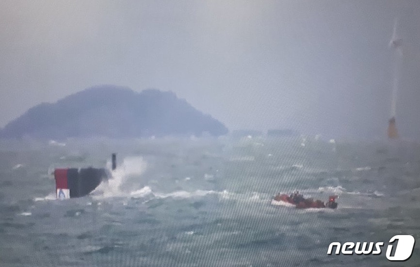 침수 중인 파력발전기(제주해양경찰서 제공) ⓒ News1