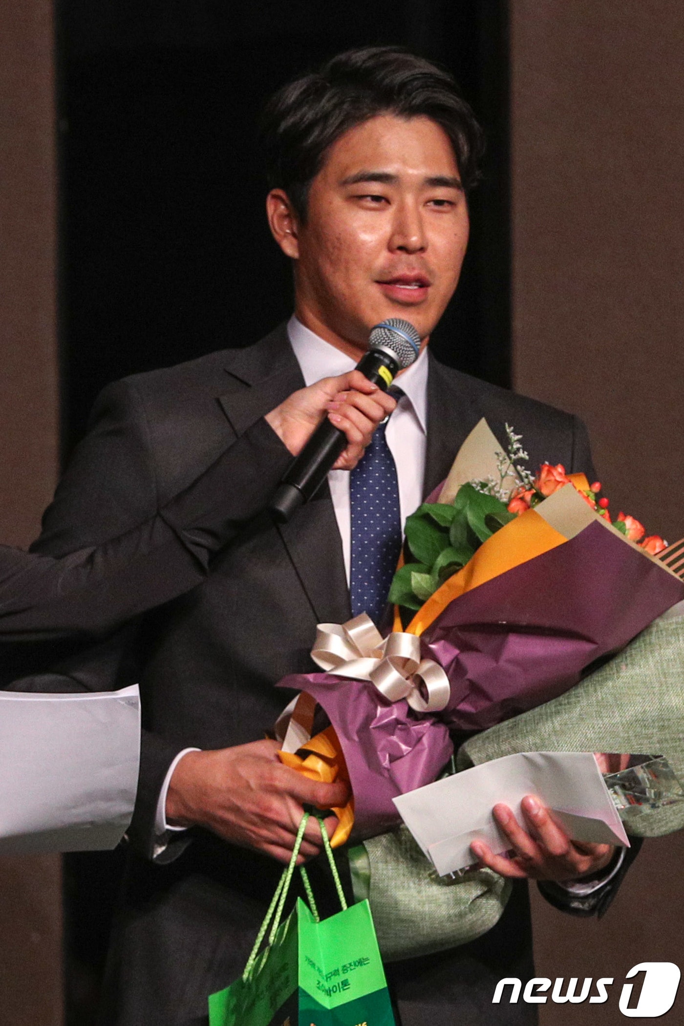 4일 서울 중구 플라자호텔에서 열린 2018 조아제약 프로야구대상 시상식에서 헤포스상을 수상한 SK 와이번스 한동민이 소감을 밝히고 싶다. 2018.12.4/뉴스1 ⓒ News1 성동훈 기자