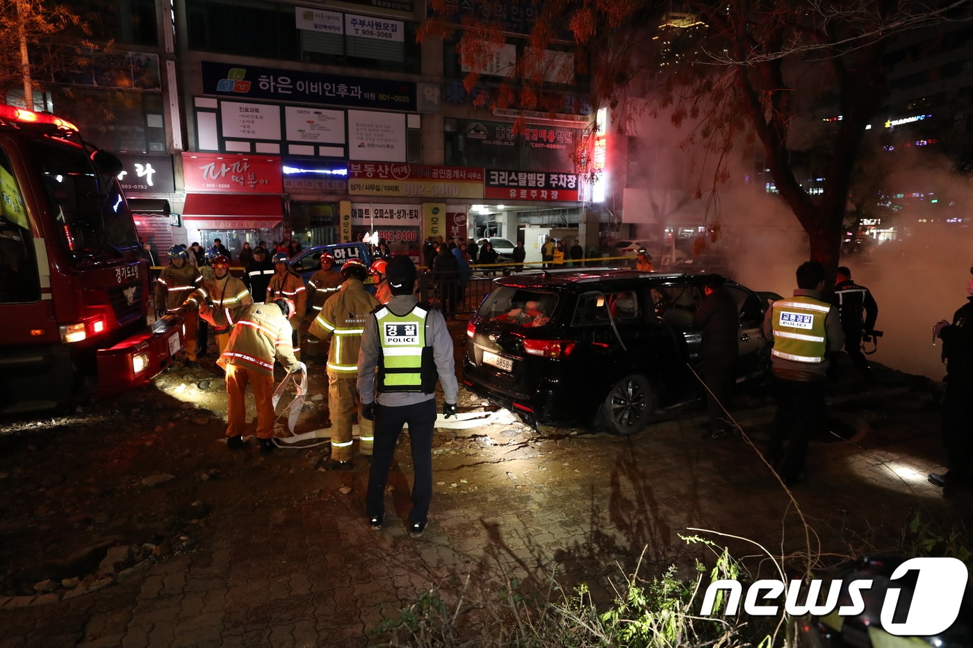 한국지역난방공사 고양지사의 배관이 파열돼 뜨거운 물이 도로 위로 분출된 지난해 12월 4일 밤 경기도 고양시 일산동구 백석역 인근에서 뜨거운 수증기가 치솟고 있다. 이 사고로 1명이 숨지고 50여명이 부상을 입었다. 2018.12.5/뉴스1 ⓒ News1 박정호 기자