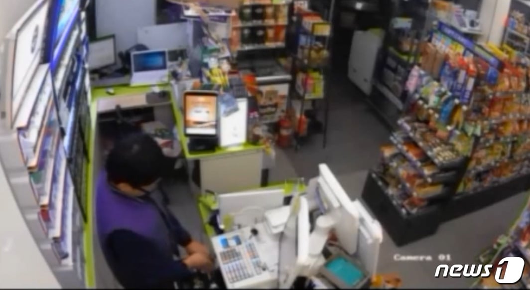 주모씨가 자신이 일하는 편의점의 현금인출기에서 돈을 훔치는 장면. /제공=일산서부경찰서 ⓒ News1