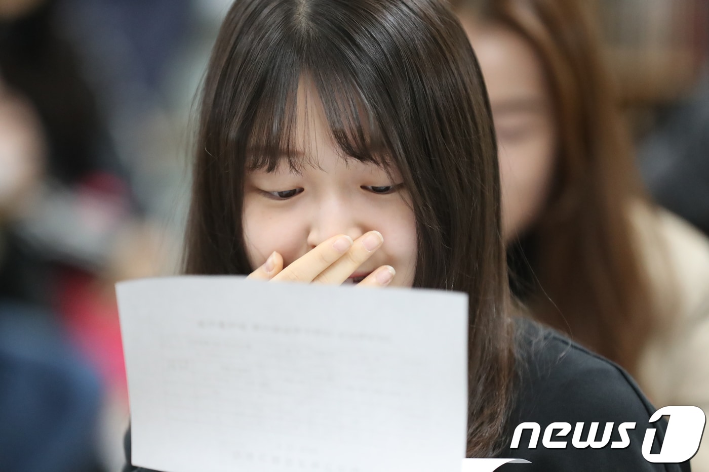 2019학년도 대학수학능력시험 성적표가 배부된 5일 오전 대구 수성구 범어동 대구여고 3학년 교실에서 학생들이 자신의 수능 성적을 확인하고 있다. 2018.12.5/뉴스1 ⓒ News1 공정식 기자