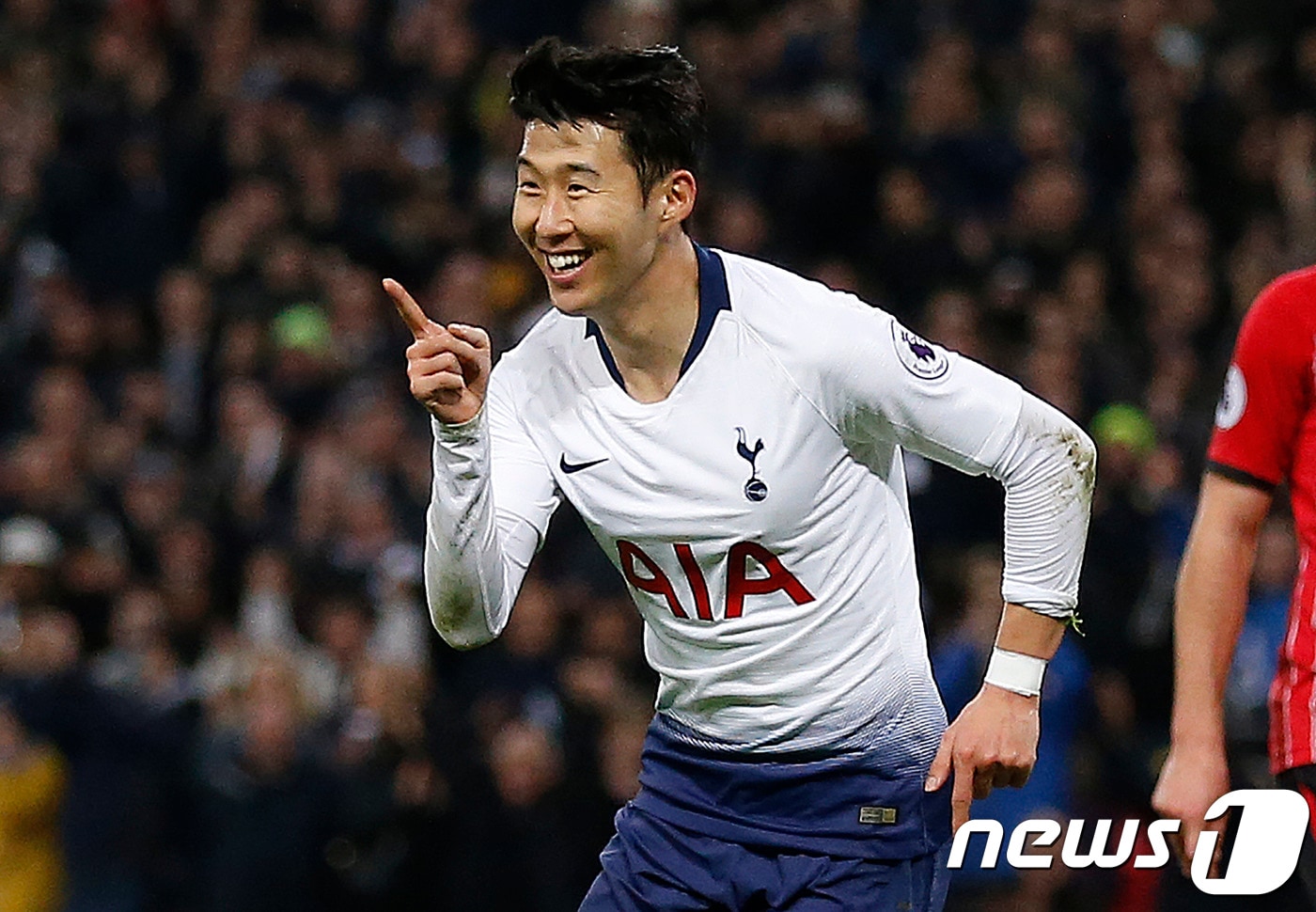 손흥민이 6일(한국시간) 영국 런던의 웸블리 스타디움에서 열린 사우스햄튼과의 2018-19 잉글랜드 프리미어리그 15라운드에서 득점 후 기뻐하고 있다. ⓒ AFP=News1