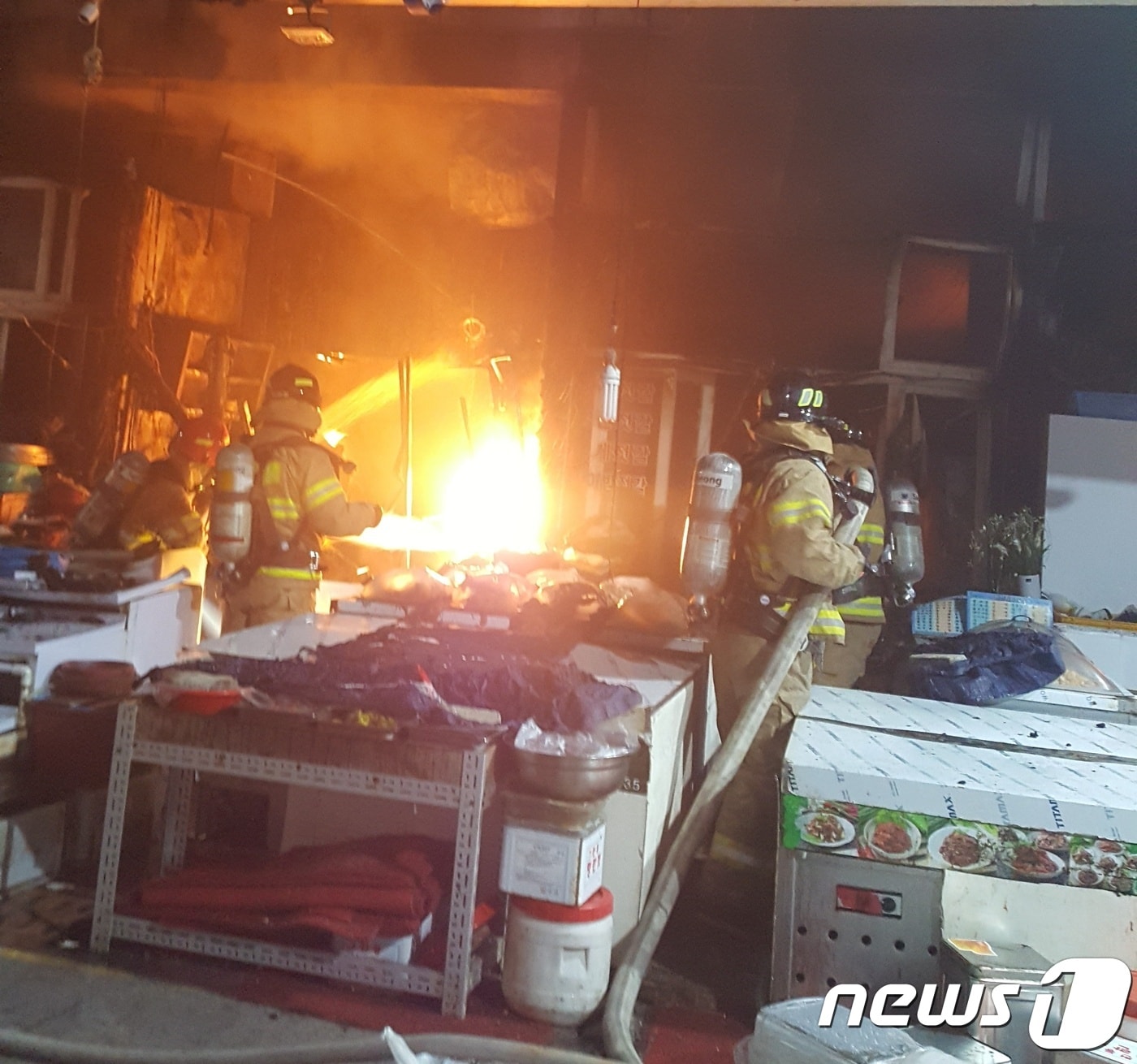 경남통영시 서호동 서호시장내 1층 점포에서 화재가 발생해 소방서 추산 3800여만원의 재산피해를 냈다.(경남도소방본부제공)ⓒ News1
