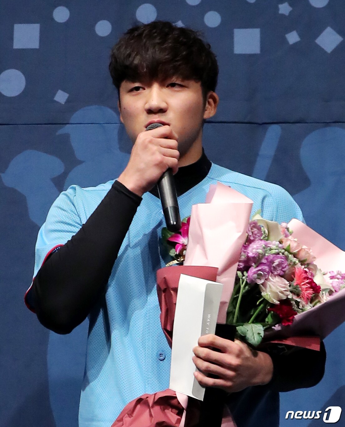 6일 오전 서울 서초구 양재동 엘타워에서 열린 '2018 제6회 한국프로야구 은퇴선수의날 행사'에서 휘문고 김대한이 백인천상을 수상한 뒤 소감을 밝히고 있다. 2018.12.6/뉴스1 ⓒ News1 구윤성 기자