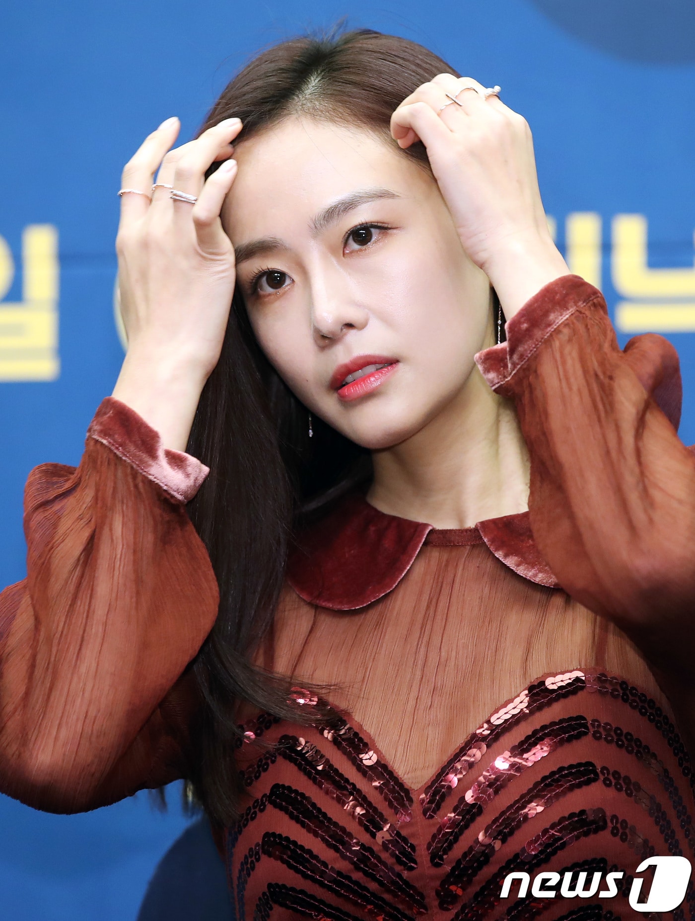 배우 홍수현이 6일 오후 서울 마포구 상암동 스탠포드호텔 서울에서 열린 tvN 새 예능프로그램 ‘서울메이트2’ 제작발표회에 참석해 머리 매무새를 고치고 있다. ‘서울메이트2’는 셀럽들이 집에서 외국인 게스트를 맞이하고 함께 홈셰어링을 하며 추억을 쌓아나가는 글로벌 홈셰어 리얼리티이다. 2018.12.6/뉴스1 ⓒ News1 권현진 기자